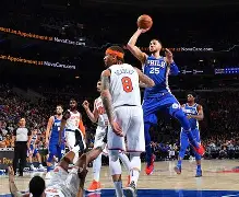 开云体育-集结日纽约尼克斯备战欧联；临场应变细节曝光；悬念犹存；赛程密集仍需轮换(纽约尼克斯阵容最新)